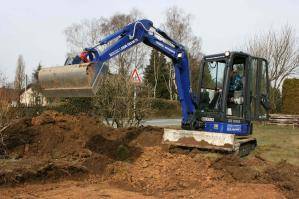 3,5 t Raupenbagger bei Grabarbeiten im Einsatz