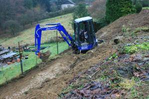 BEYER Raupenbagger bei Erdarbeiten an einem Hang im Einsatz