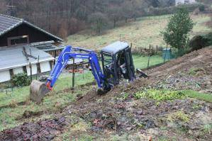 Raupenbagger bei Grabarbeiten im Einsatz