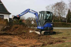 3 t Bagger mit Böschungslöffel im Einsatz