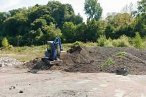 Raupenbagger auf Schuttberg im Einsatz