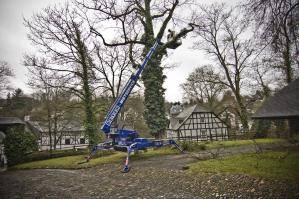 Abgestützter Raupensteiger von BEYER-Mietservice im Einsatz