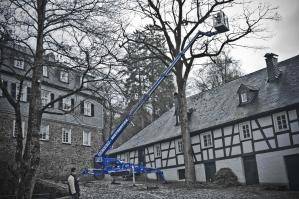 BEYER Raupenarbeitsbühne mit 25 m Arbeitshöhe an Schloss im Einsatz