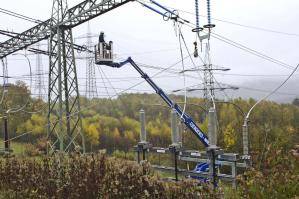 25 m Raupenbühne aus der Vermietung an Stromleitungen im Einsatz