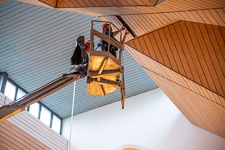 Raupenbühne bei Instandhaltung von Dachkonstruktionen in Kirche