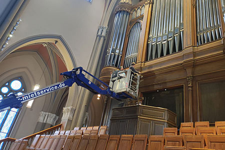 Raupenbühne bei Orgelreinigung in Kirche im Einsatz