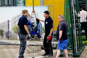 Anbaugerät Glassauger mit Raupenkran RC 164.5 D im Einsatz