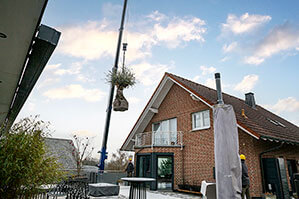 Raupenkran-Einsatz beim Transport von Olivenbaum auf Dachterrasse