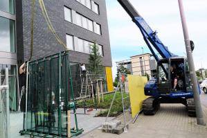 Raupenkran RC 164.5 beim Transport von Glasscheiben im Einsatz