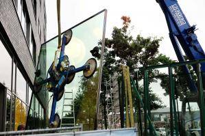 5 t Raupenkran mit Glassauger und Glasscheibe im Einsatz