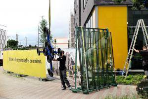 Raupenkran RC 164.5 D mit Glassauger im Einsatz