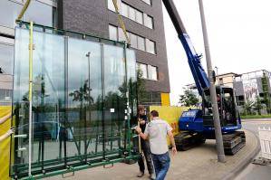 Glasscheiben-Transport mit BEYER Raupenkran RC 164.5 D