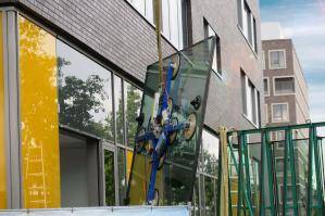 Glassauger an Raupenkran RC 164.5 mit angehängter Glasscheibe