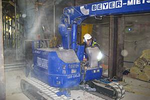 Raupenkran in U-Bahn-Schacht im Einsatz