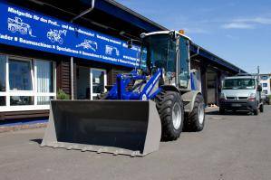 Radlader RL 100 vor BEYER Firmengebäude