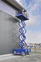Ausgefahrene Scherenarbeitsbühne von BEYER mit 11 m Arbeitshöhe