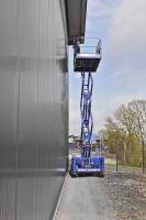 11 m Diesel-Scherenbühne von BEYER-Mietservice ausgefahren im Einsatz