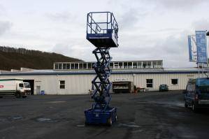 Ausgefahrene BEYER Scherenarbeitsbühne mit 12 m Arbeitshöhe