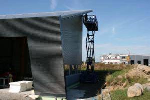 Ausgefahrene BEYER Scherenbühne auf Baustelle im Einsatz