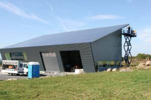 Diesel-Scherenarbeitsbühne mit 12 m Arbeitshöhe im Einsatz