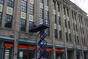 Diesel-Scherenbühne bei Arbeiten an Fassade im Einsatz