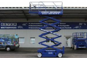 Elektro-Scherenbühne in ausgefahrenem Zustand vor BEYER-Lagerhalle