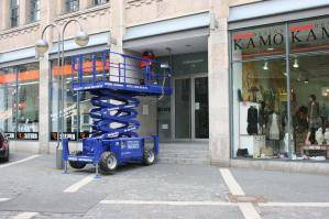 Diesel-Scherenarbeitsbühne von BEYER bei Arbeiten in Fußgängerzone