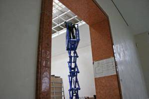 7 m Scherenarbeitsbühnen im Innenbereich im Einsatz