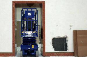 Kompakte BEYER Scherenbühne beim Durchfahren einer Tür