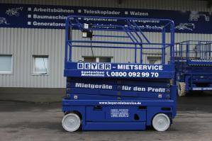 Seitenansicht von 12 m Scherenarbeitsbühne aus dem BEYER-Verleih