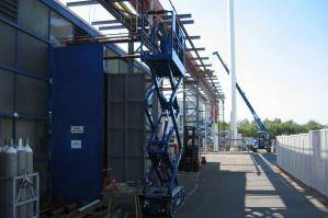 Scherenbühne bei Montagearbeiten auf Außenbaustelle