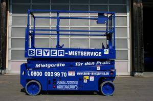 Elektro-Scherenbühne vor BEYER-Werkstatthalle