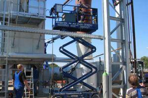 Ausgefahrene Scherenbühne von BEYER auf einer Baustelle im Einsatz