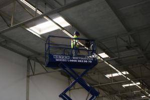 BEYER Scherenbühne bei Lichtinstallation in Werkstatthalle