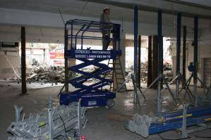 Ausgefahrene Elektro-Scherenbühne aus der BEYER-Vermietung