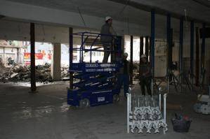 BEYER-Scherenbühne bei Montagearbeiten im Einsatz