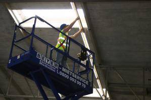 Lichtinstallation mit BEYER-Scherenbühne in Werkstatthalle