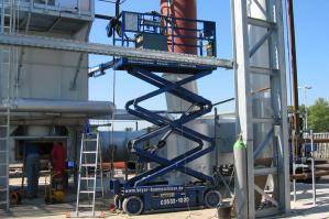 Hochgefahrene Scherenbühne auf Baustelle