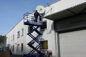 Ausgefahrene 8 m Scherenbühne aus der BEYER-Vermietung im Einsatz