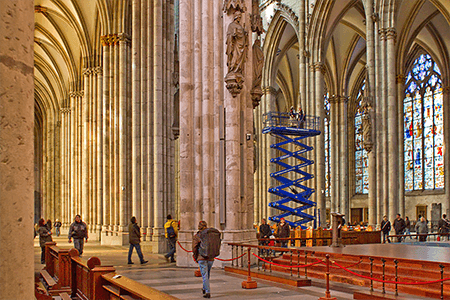 Scherenarbeitsbühne bei einem Einsatz im Kölner Dom