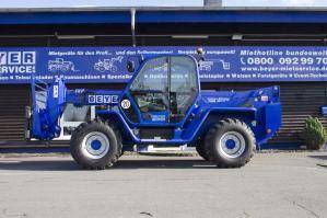 Schwerlast-Teleskopstapler von der Seite vor BEYER-Werkstatthalle