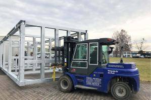 8 t Schwerlaststapler von BEYER beim Hallenbau im Einsatz