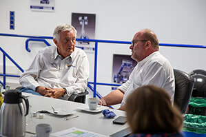 Dieter Beyer und Reiner Meutsch im Gespräch bei Spendenübergabe