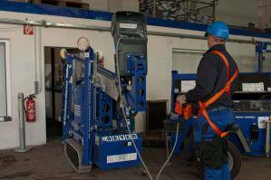 BEYER-Raupenbühne mit 13 m Arbeitshöhe mit Bedienpersonal