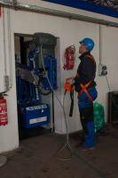 Spezialbühne RAB 130 mit Bedienpersonal bei Türdurchfahrt