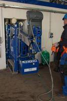 Superkompakte Raupenbühne beim passieren einer Tür