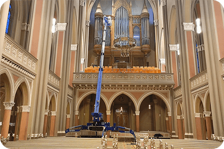 BEYER Raupenarbeitsbühne bei Spezialeinsatz in Kirche