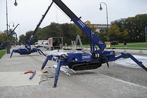 Abgestützter Spezialkran von BEYER-Mietservice im Einsatz