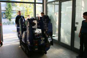 Kompakter Spezialkran bei Einfahrt in Gebäude