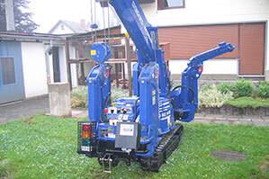 BEYER Spezialkran mit eingeklappten Stützen auf Wiese